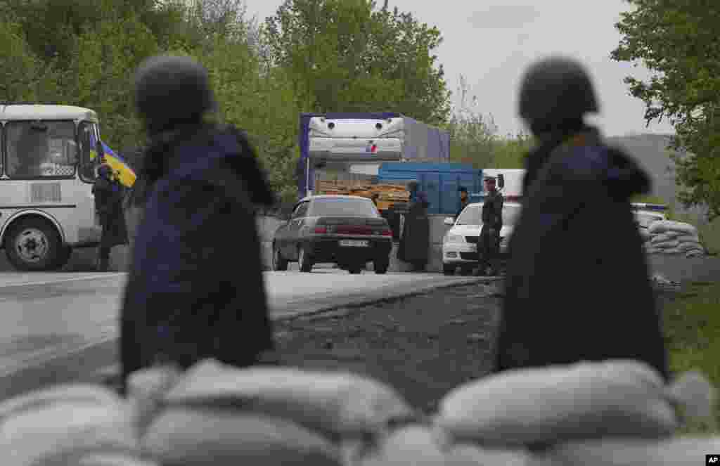 Ukrainian government troops guard a checkpoint near the village of Dolina, 30 kilometers from Slovyansk, Ukraine, April 29, 2014. 