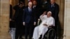 El Papa Francisco es recibido por el Primer Ministro de Luxemburgo, Luc Frieden, a la izquierda, cuando llega al centro de convenciones Cercle-Cité en Luxemburgo el jueves 26 de septiembre de 2024. 