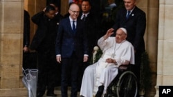 El Papa Francisco es recibido por el Primer Ministro de Luxemburgo, Luc Frieden, a la izquierda, cuando llega al centro de convenciones Cercle-Cité en Luxemburgo el jueves 26 de septiembre de 2024. 