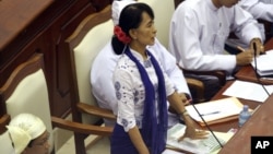 Opposition leader Aung San Suu Kyi asks a question during a regular session of Burma's parliament, July 25, 2012, in Naypyitaw.