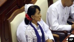 Pemimpin oposisi Burma Aung San Suu Kyi dalam rapat parlemen Burma di Naypyitaw (25/7). 