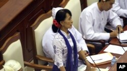 Burma's Opposition leader Aung San Suu Kyi asks a question during a regular session of the parliament at Burma's Lower House, July 25, 2012, in Naypyitaw.