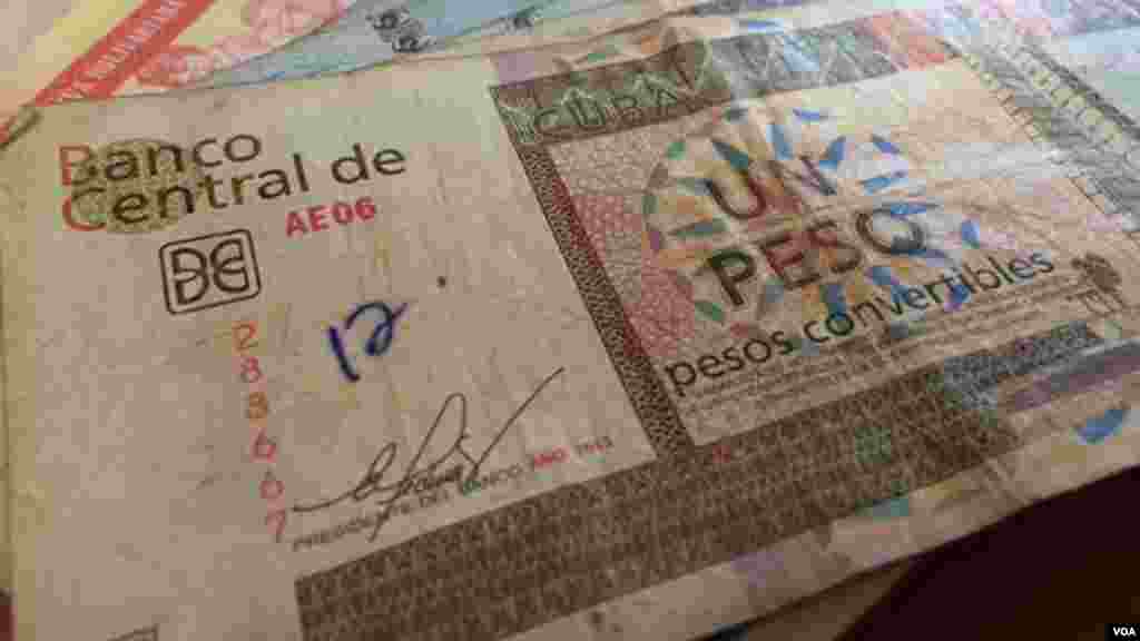 El Peso cubano es la moneda oficial. Por muchos años el dólar era una moneda prohibida en la isla. Pero con la llegada de más turistas a Cuba, se espera que la moneda estadounidense circule con más normalidad. [Celia Mendoza, VOA]