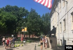 遊人與哈佛大學的約翰·哈佛銅像合影。
