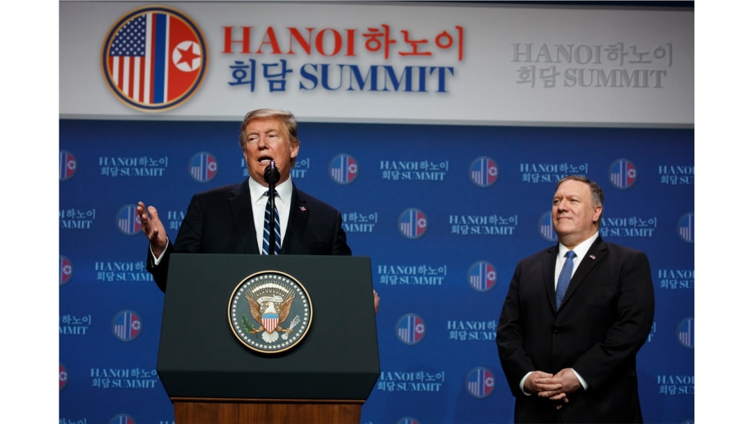도널드 트럼프 미국 대통령과 마이크 폼페오 국무장관이 지난해 2월 베트남 하노이에서 2차 미-북 정상회담을 마친 후 기자회견을 했다.