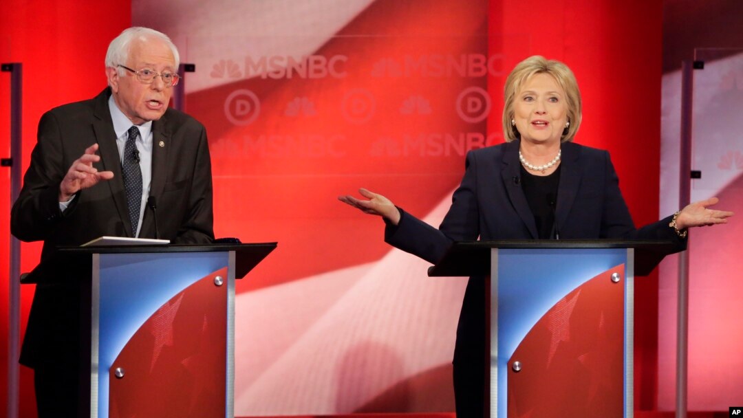 Kandidat capres partai Demokrat, Senator Bernie Sanders (kiri) dan Hillary Clinton berdebat sengit di Durham, New Hampshire, Kamis (4/2). 