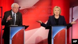 Kandidat capres partai Demokrat, Senator Bernie Sanders (kiri) dan Hillary Clinton berdebat sengit di Durham, New Hampshire, Kamis (4/2). 