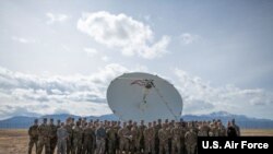 미군 제4우주통제중대원들이 지난 13일 콜로라도 피터슨공군기지에 설치된 첫 공격용 우주무기체계인 ‘대통신체계 블록 10.2 (Counter Communications System Block 10.2)’ 앞에서 기념촬영을 했다.