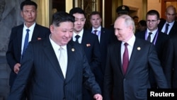 블라디미르 푸틴 러시아 대통령과 김정은이 2025년 9월 3일 중국 베이징에서 열린 회담을 마친 뒤 자리를 떠나고 있다.