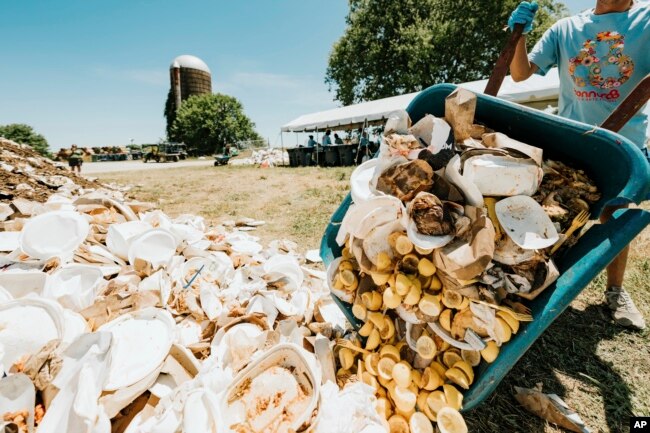 The Clean Vibes team works to move waste from landfills into compost piles at Bonnaroo. (Dusana Risovic/Bonaroo vía AP)