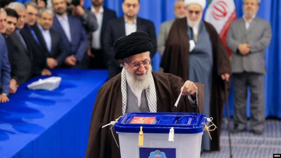 Pemimpin Tertinggi Iran Ayatollah Ali Khamenei memasukkan kartu suara dalam pemilu Iran hari Jumat (26/2).