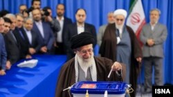 Suasana Pemilu di Iran (Foto: dok). Hasil resmi pemilu yang diumumkan hari Senin (29/2) menunjukkan sejumlah tokoh Iran yang reformis dan relatif moderat, yang mendukung perjanjian nuklir tahun lalu, memenangkan mayoritas kursi di parlemen.