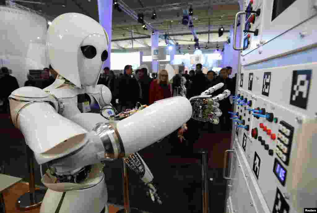 Humanoidni robot AILA (artificial intelligence lightweight android) pred jednom upravljačkom konzolom prilikom demonstriranja mogućnosti vještačke inteligencije na CeBit-u, sajmu kompjuterske tehnologije održanom u Hanoveru.