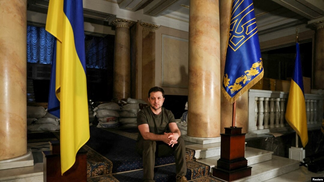 Presiden Ukraina Volodymyr Zelenskiy berpose usai wawancara dengan kantor berita Reuters di Kyiv, Selasa (1/3). 