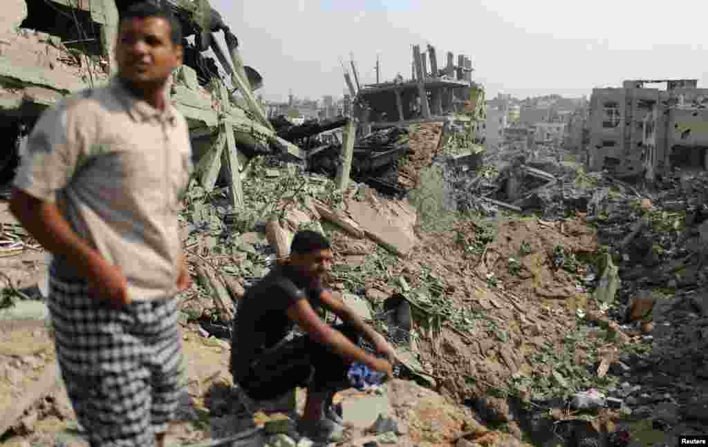 Palestinians look at destroyed houses after returning to the Shejaia neighborhood, which witnesses said was heavily hit by Israeli shelling and air strikes during the Israeli offensive, east of Gaza City, Aug. 5, 2014.&nbsp;