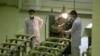 Іранські співробітники на заводі у Фордо. Іран пообіцяв МАГАТЕ, що половина з приблизно 1000 центрифуг вироблятиме уран, збагачений майже до 20%, а решта – низькозбагачене паливо до 3,5% для запланованого важководного ядерного реактора. 9 квітня 2009 року. Фото AP/Вахід Салемі