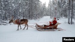 بابا نوئل طبق افسانه هر سال در کریسمس با سورتمه ای که توسط گوزنها کشیده می شود، از قطب شمال می آید و برای کودکان هدیه می آورد.