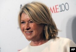 Martha Stewart, empresaria y productora de programas del hogar, convicta por vender acciones con conocimiento de que iban a perder valor.