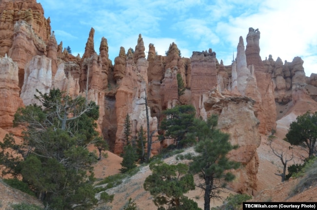 Salah satu daya tarik utama di Taman Nasional Bryce Canyon di Utah selatan adalah ribuan tudung warna merah, pilar berbentuk aneh yang terbuat dari batu yang berasal dari jutaan tahun yang lalu. (Foto: Courtesy)