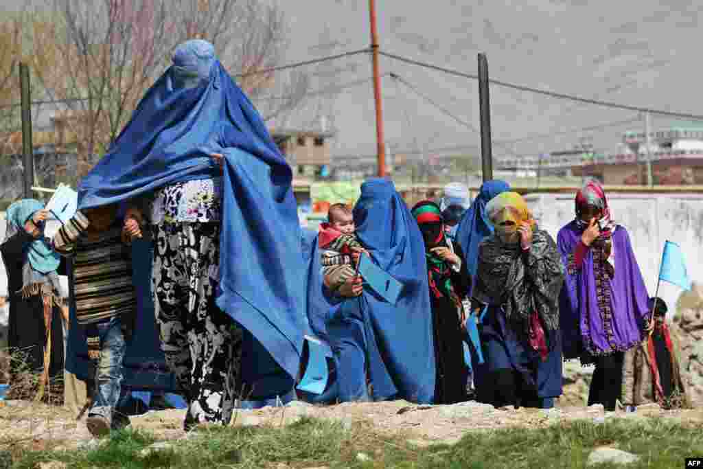 Những người ủng hộ ứng viên tổng thống Afghanistan Abdullah Abdullah đến cuộc vận động bầu cử ở Charikar . Cuộc bầu cử ngày 5 tháng 4 của Afghanistan là cuộc bầu cử tổng thống thứ ba, với 11 ứng cử viên ra tranh cử, kể từ khi Taliban sụp đổ.