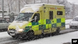 暴风雪中一辆救护车通过伦敦的厄灵街区