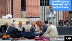 Les proches des victimes de la bombe et de l'assaut sur la mosquée du Nord Sinaï Rawda attendent devant l'hôpital de l'Université du Canal de Suez dans la ville portuaire d'Ismaïlia, le 25 novembre 2017