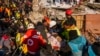 Una mujer de 82 años es rescatada con vida de su edificio destruido en Elbistan, sureste de Turquía, el jueves 9 de febrero de 2023. (Foto AP/Francisco Seco)