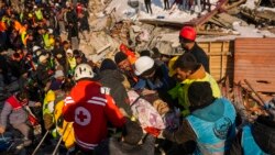El parlamento turco ha aprobado el estado de emergencia en las 10 regiones más afectadas por los sismos.
