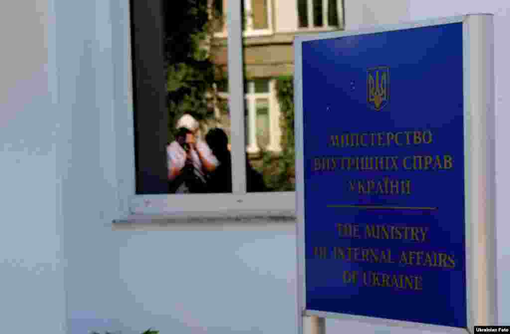 Під час показовго дійства, кілька активістів зображали представників громадських організацій - жертв недавніх переслідувань, до яких підійшли представники Беркуту та завязали їм руки. а обурена громада почала вимагати не чіпати учасників акці.