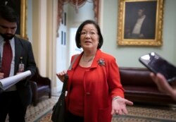 Senator Mazie Hirono dari Hawaii berbicara kepada para wartawan usai sidang pemakzulan Presiden Donald Trump di Capitol, Washington, 3 Februari 2020.