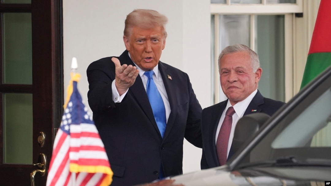 El presidente Donald Trump saluda al rey Abdullah II de Jordania en la Casa Blanca, el martes 11 de febrero de 2025, en Washington.