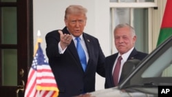 El presidente Donald Trump saluda al rey Abdullah II de Jordania en la Casa Blanca, el martes 11 de febrero de 2025, en Washington.