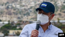 El presidente de Honduras, Juan Orlando Hernández, habla de la llegada del primer envío de 48.000 dosis de la vacuna Oxford-AstraZeneca proporcionada por el mecanismo COVAX en la Base Aérea Hernán Acosta Mejía en Tegucigalpa, el 13 de marzo de 2021.