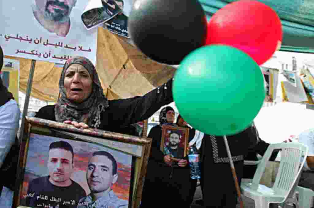 Familiares de los prisioneros palestinos prepararon celebraciones para recibir a los liberados en Rafah, en la frontera de la Franja de Gaza con Egipto.