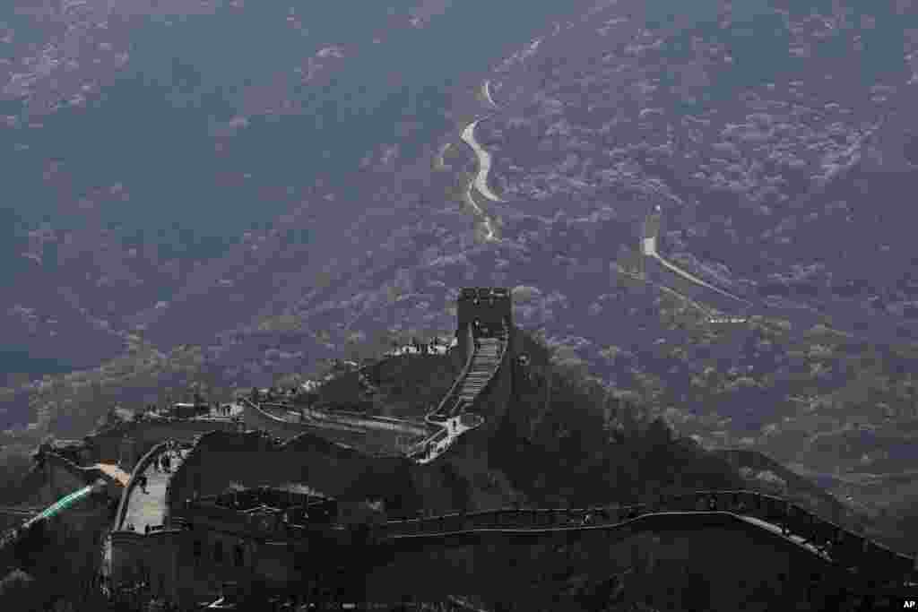 بازگشت بازدیدکنندگان از دیوار بزرگ چین پس از بازگشایی مجدد آن به روی گردشگران.