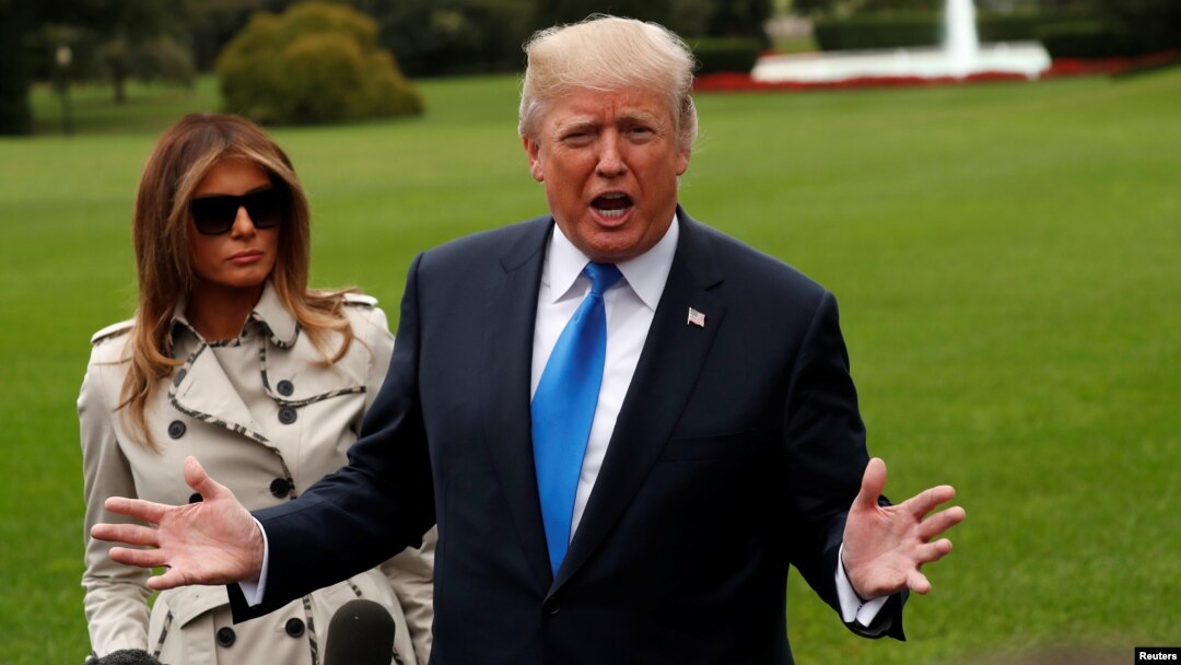 Presiden AS Donald Trump dan ibu negara Melania Trump di halaman Gedung Putih, Washington DC (foto: dok).