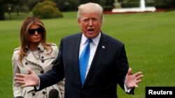 Presiden AS Donald Trump dan ibu negara Melania Trump di halaman Gedung Putih, Washington DC (foto: dok).