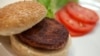 Prvi hamburger od goveđeg mesa uzgojenog u laboratoriju na svijetu viđen je nakon što je skuhan na događaju predstavljanja u zapadnom Londonu, 5. avgusta 2013.