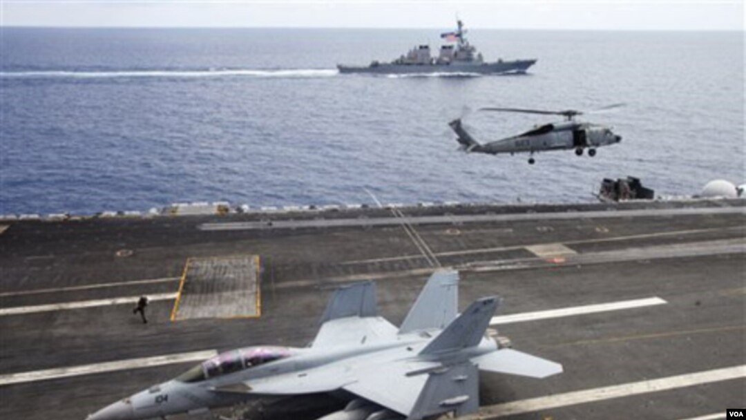 Pesawat tempur AS F/A-18F Super Hornet tampak berada di atas kapal induk USS George Washington yang tengah berkunjung ke Vietnam (14/8).
