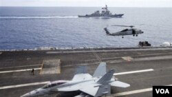 Pesawat tempur AS F/A-18F Super Hornet tampak berada di atas kapal induk USS George Washington yang tengah berkunjung ke Vietnam (14/8).