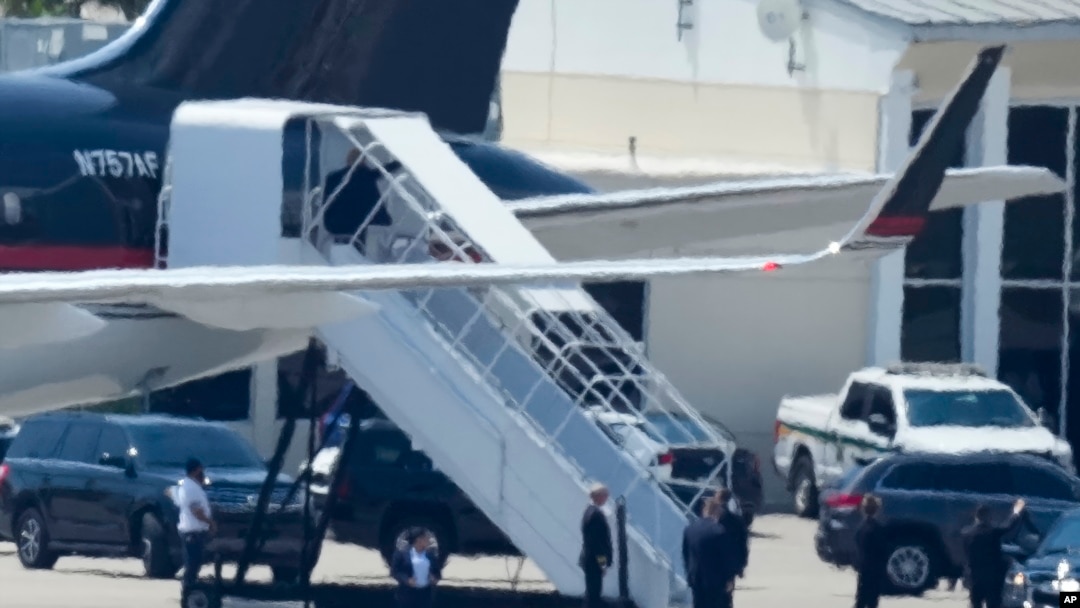 Bivši predsednik Donald Tramp maše sa vrha stepenica dok se ukrcava u svoj avion na međunarodnom aerodromu Palm Beachu, 3. april 2023.