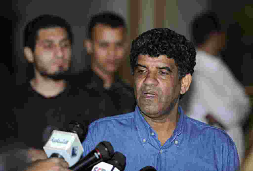 Abdullah Al-Senussi, líder del servicio de Inteligencia de Libia habla ante la prensa en Trípoli.