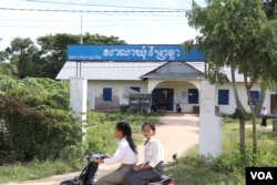 Students drive past the Prey Khla commune office in Takeo province, November 27, 2017 (Sun Narin/VOA Khmer)