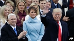 President-elect Donald Trump waves with Vice President-elect Mike Pence and his wife Melania Trump before the 58th Presidential Inauguration at the U.S. Capitol in Washington, Jan. 20, 2017. 