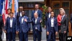 Kanselir Jerman Olaf Scholz, tengah berdiri di antara dari kiri depan, Presiden Emmanuel Macron, Presiden Macky Sall, Presiden Joko Widodo, Presiden dan Presiden Joe Biden di KTT G7, di Kruen, Jerman, Senin, 27 Juni 2022. (Michael Kappeler/Pool via AP)
