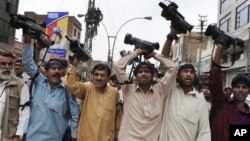 Pakistani journalists demonstate over threats against press in Quetta, Pakistan, April 17, 2012