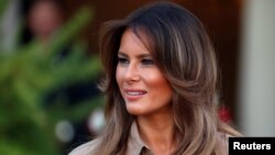 La primera dama estadounidense, Melania Trump, aparece en la foto cuando llega a la Casa del Estado en Lilongwe, Malawi, el 4 de octubre de 2018.