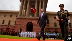 Bộ trưởng Quốc phòng Mỹ Ashton Carter duyệt hàng quân danh dự trong buổi lễ chào đón ở New Delhi, Ấn Độ, ngày 3/6/2015.