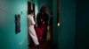 Petugas gawat darurat menggotong Jose Rocha menggunakan tempat tidur gantung, ke rumah sakit darurat untuk pasien Covid-1 di Manacapuru, negara bagian Amazonas, Brazil, 1 Juni 2020. (Foto: AP )