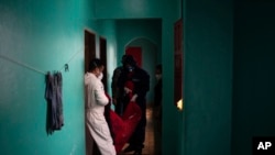 Emergency workers carry on a hammock Jose Rocha, who was having difficulty breathing, to a field hospital treating suspected COVID-19 patients in Manacapuru, Amazonas state, Brazil, June 1, 2020.